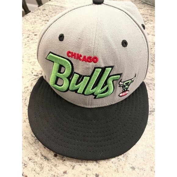 Chicago Bulls Hat Cap 7 1/8 New Era 59Fifty Logo Fitted Wool Gray Black Green - Picture 1 of 8